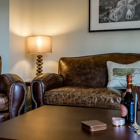 10 Stonegate Court Apartment *